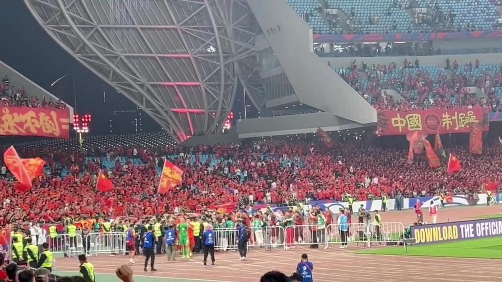 国足球员谢场，球迷们继续高喊国足加油，继续战斗