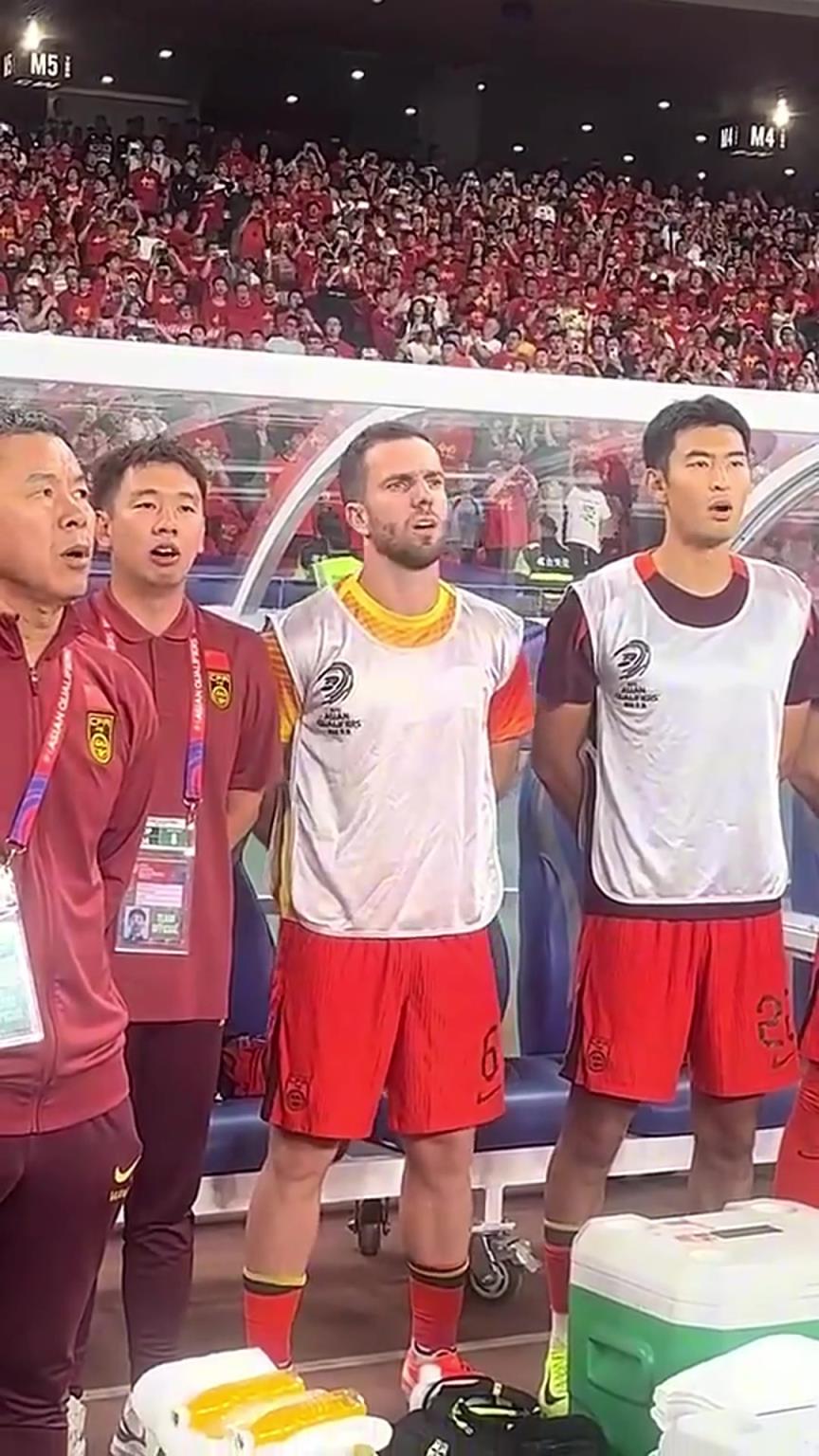 塞尔吉尼奥在替补席和队友一起唱国歌