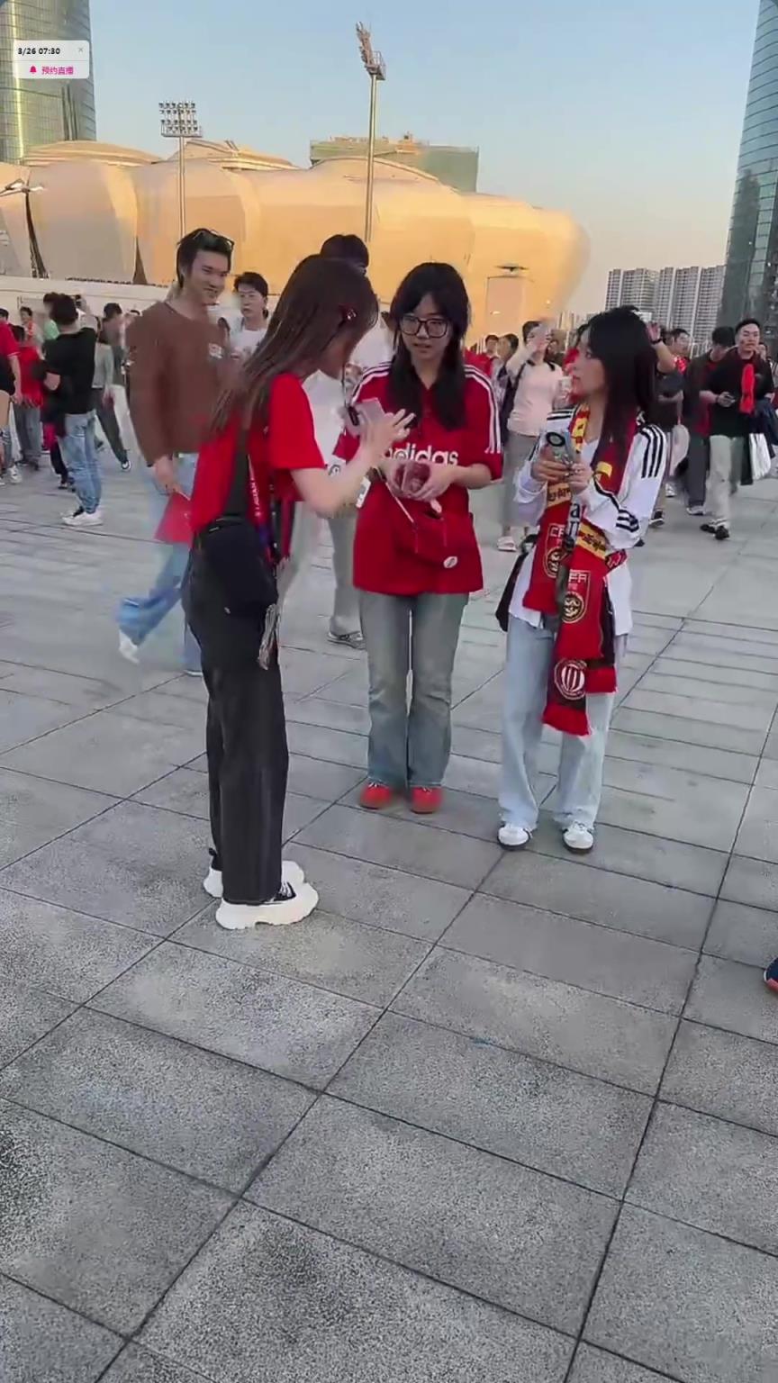 国足+皇马女铁粉！女球迷：爸爸妈妈不知道我来杭州看国足