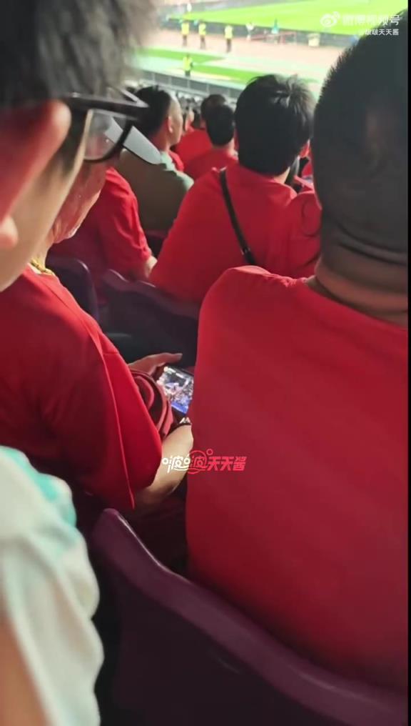 踢的太难看？国足看台上的大爷直接看起了CBA