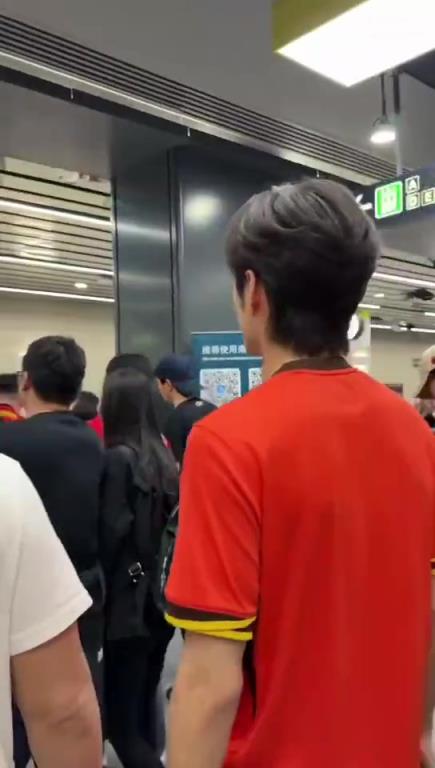 RAPPER张颜齐现场观看国足