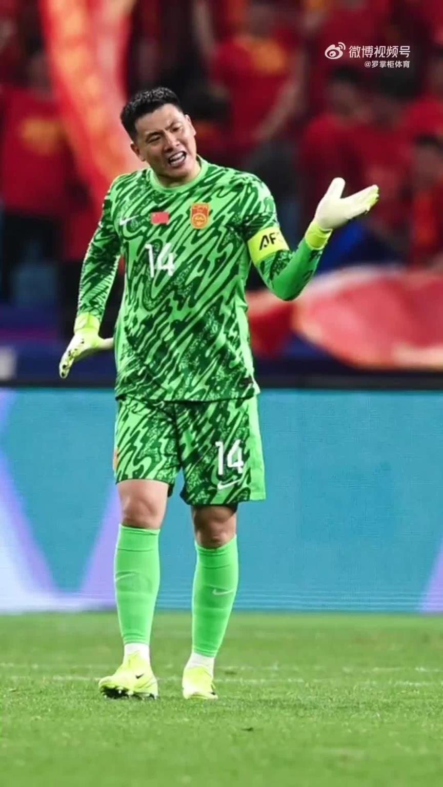 尴尬！王大雷刚在杭州领取中国金手套奖，对澳大利亚时黄油手丢球