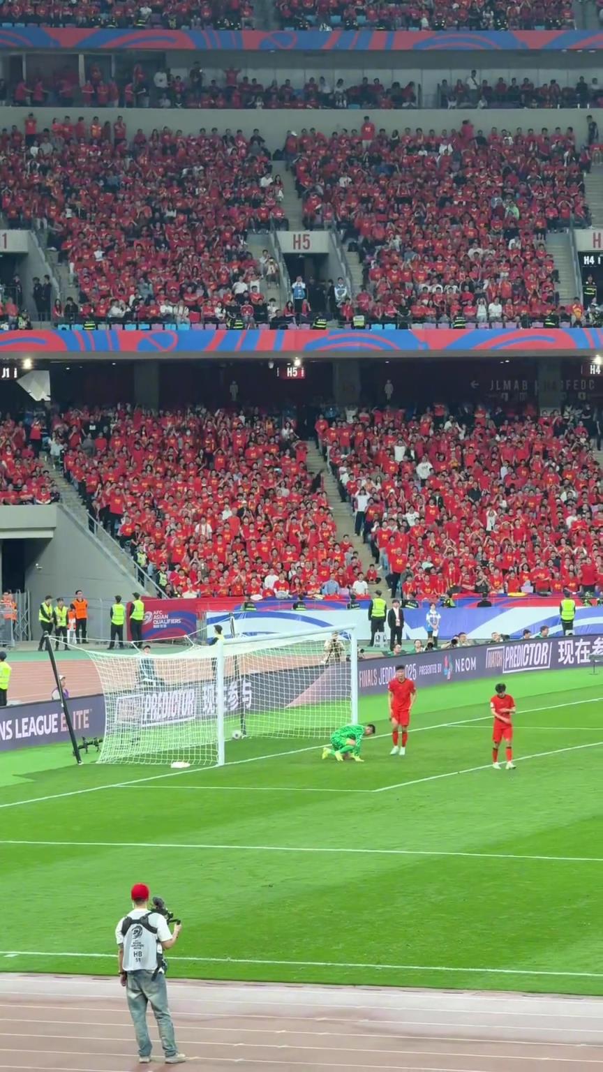 王大雷黄油手致丢球，张玉宁上前安慰