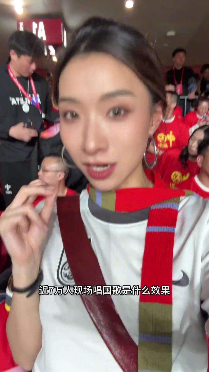 震撼！退钱姐晒视频：7万人一起唱国歌是什么效果？