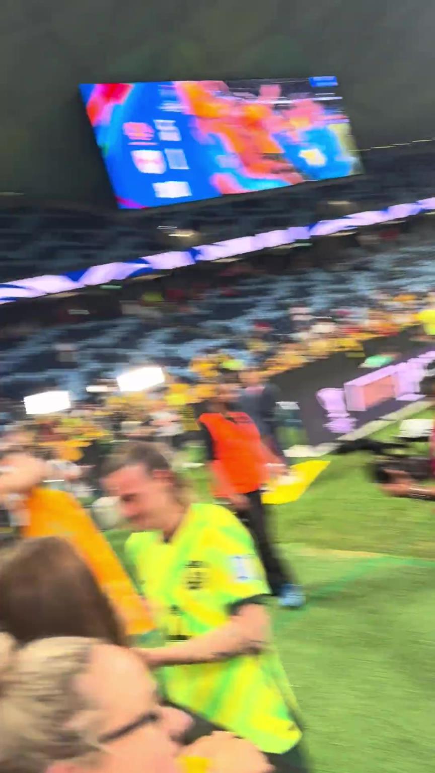 网友也是和人民的球王握上手了