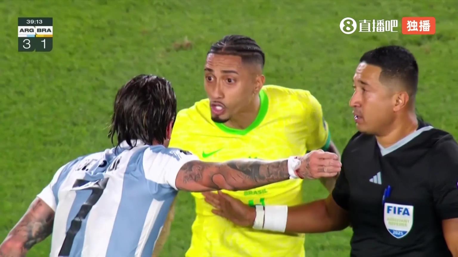 德保罗和拉菲尼亚争执现场，双方互不相让！