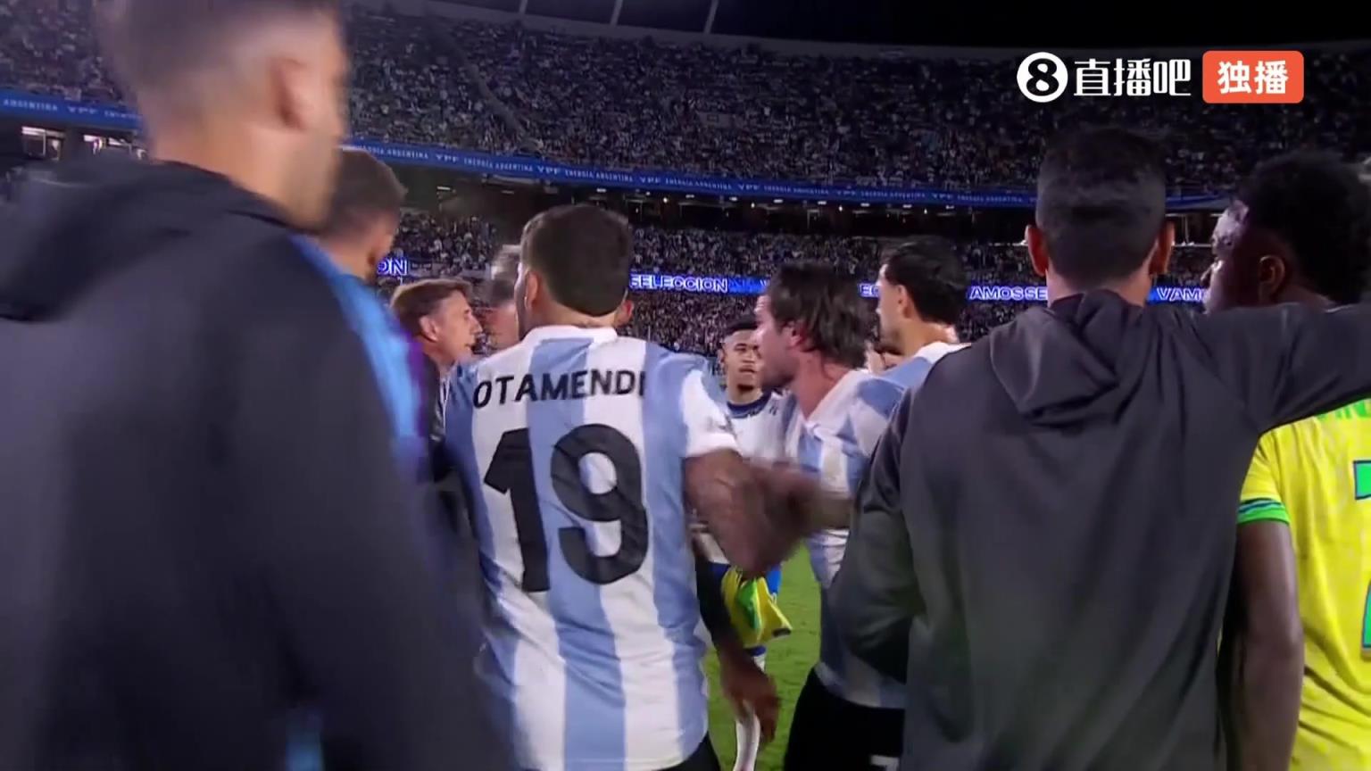 南美火气真大！中场时维尼修斯又去找大马丁深度沟通了