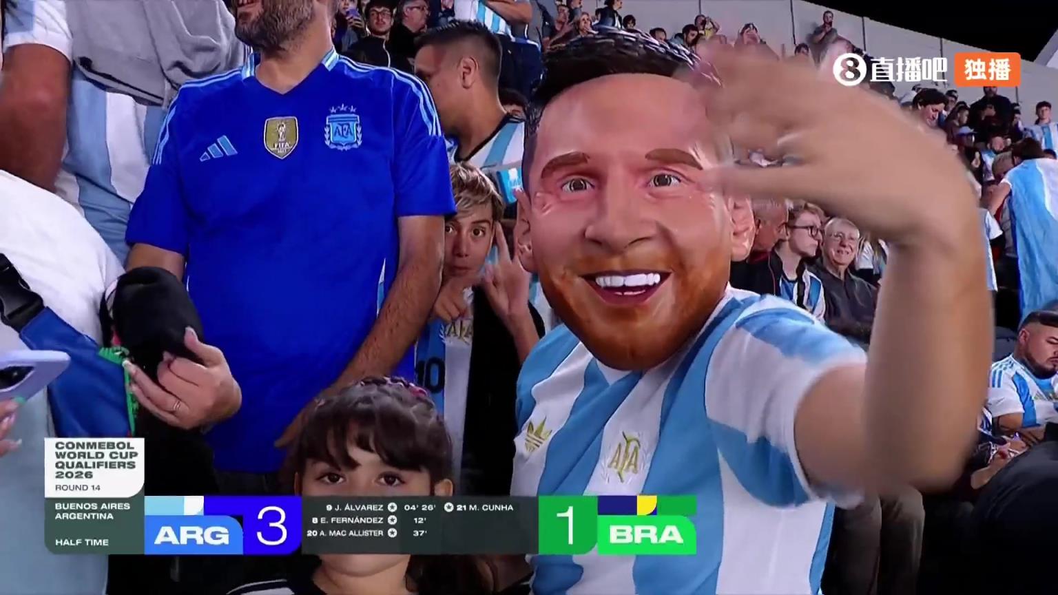 没缺席啊❗️阿根廷vs巴西 场边惊现“大头”梅西