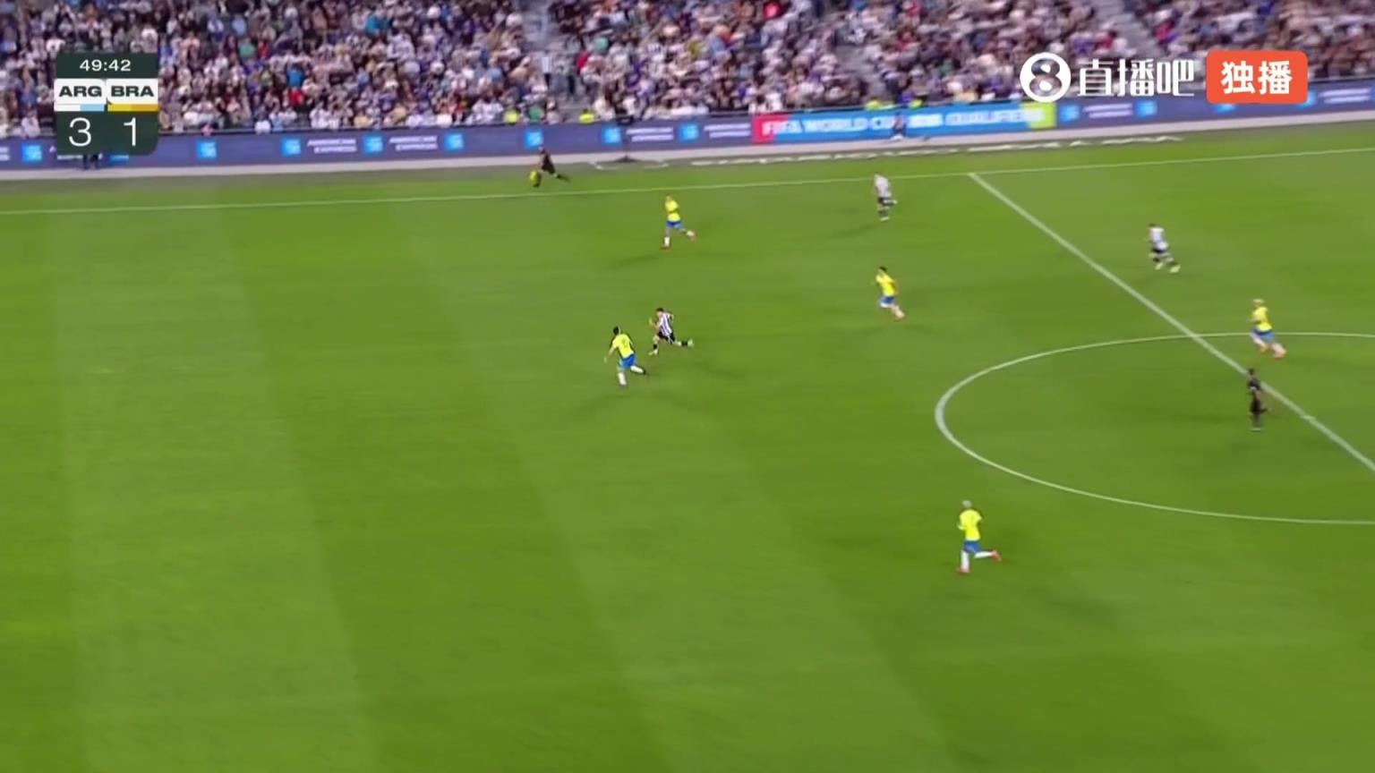 想象力！大马丁后场大脚长传阿尔瓦雷斯，吊射差点进了