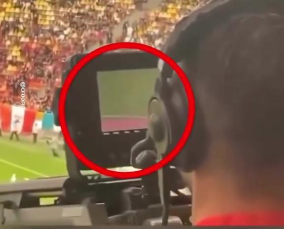 带薪看美女摄影师正在捕捉美女的臀部，是不是要给你加鸡腿