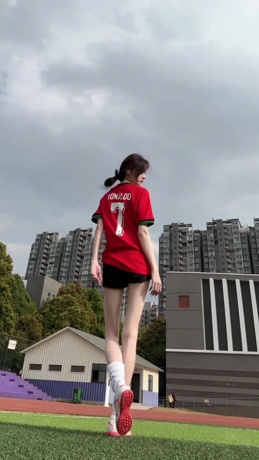 “只要你喜欢C罗，我们就是好朋友~”那我们谈个恋爱吧