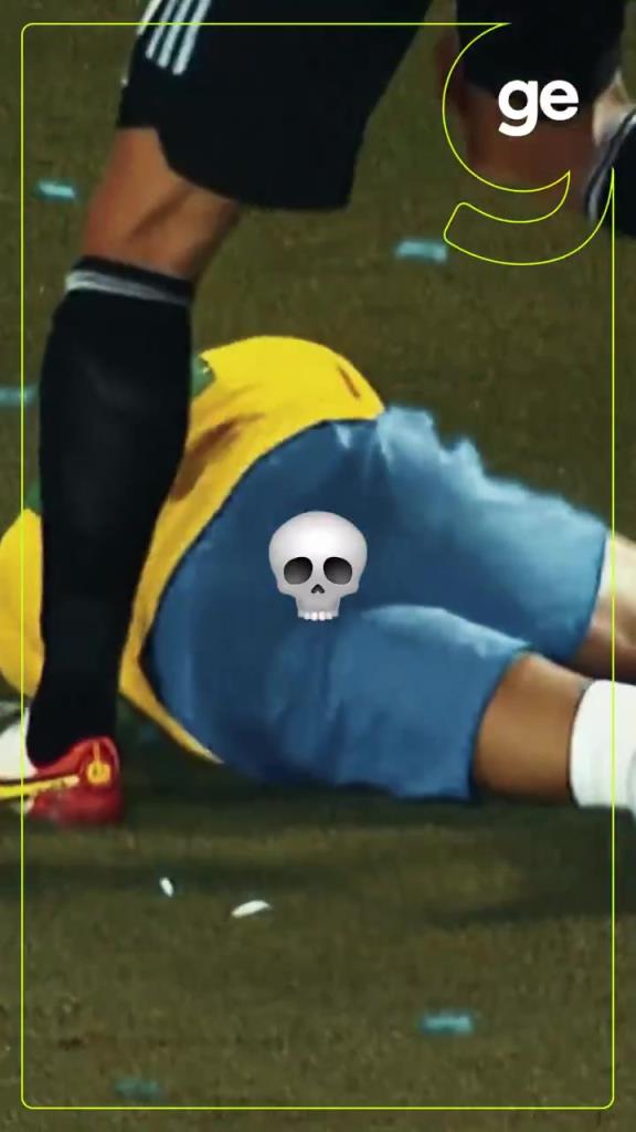 奥塔门迪一肘打在拉菲尼亚门牙，拉菲尼亚倒地后被奥塔门迪拽起