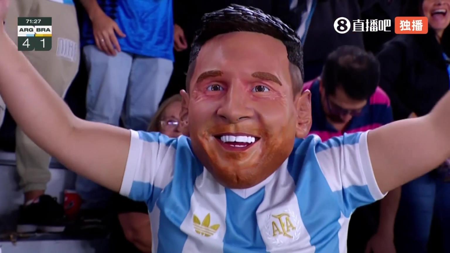 巴西被锤了4球，“梅西”激动得亲吻阿根廷队徽