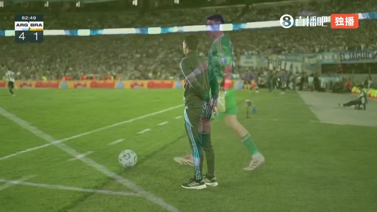 NO！大马丁花式颠球引起斯卡洛尼不满，后者连连摇手指