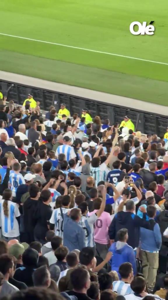 现场阿根廷球迷高呼：拉菲尼亚是…………的儿子！！！！