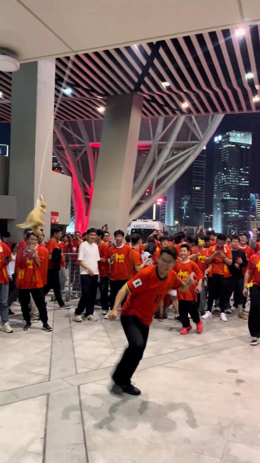 场上赢不了澳大利亚，场下球迷打袋鼠