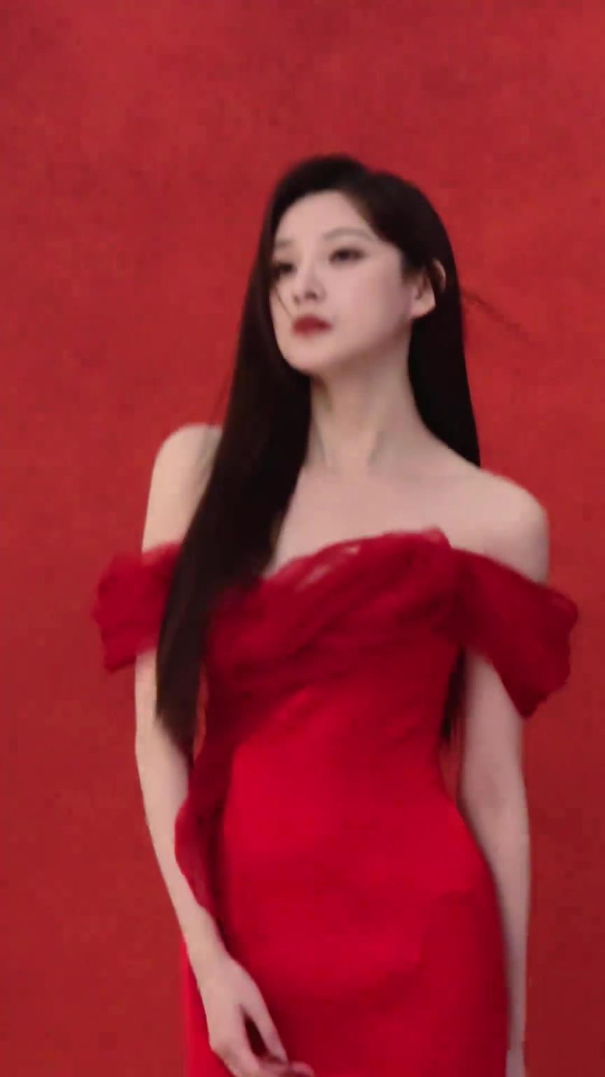 气质女王范！马凡舒更新社媒，一身红裙真漂亮