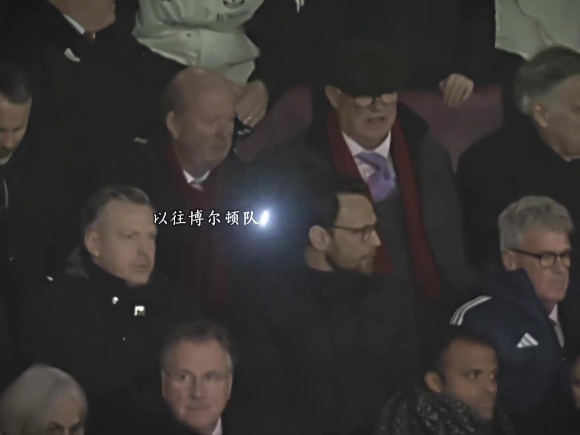 这就是詹俊解说的专业之处！切画面到场边，他依旧能‌娓娓而谈！