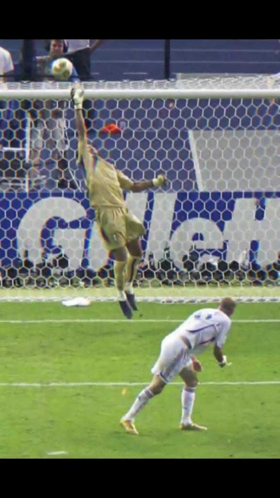 世界第一中场vs世界第一门将！布冯扑出齐达内近距离神级头球！