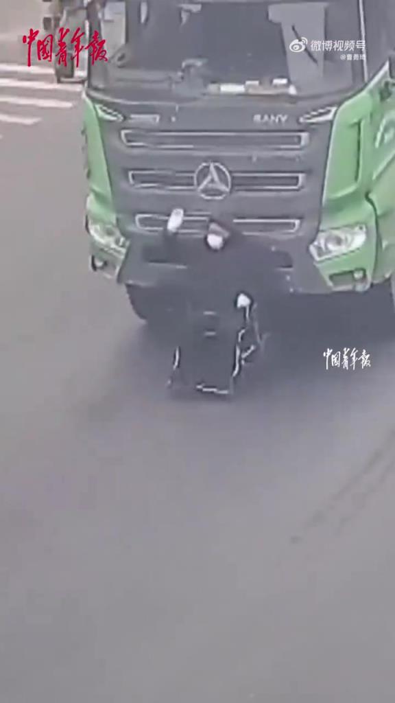老人輪椅進盲區,小哥騎車提醒,大爺揮手有點逗!