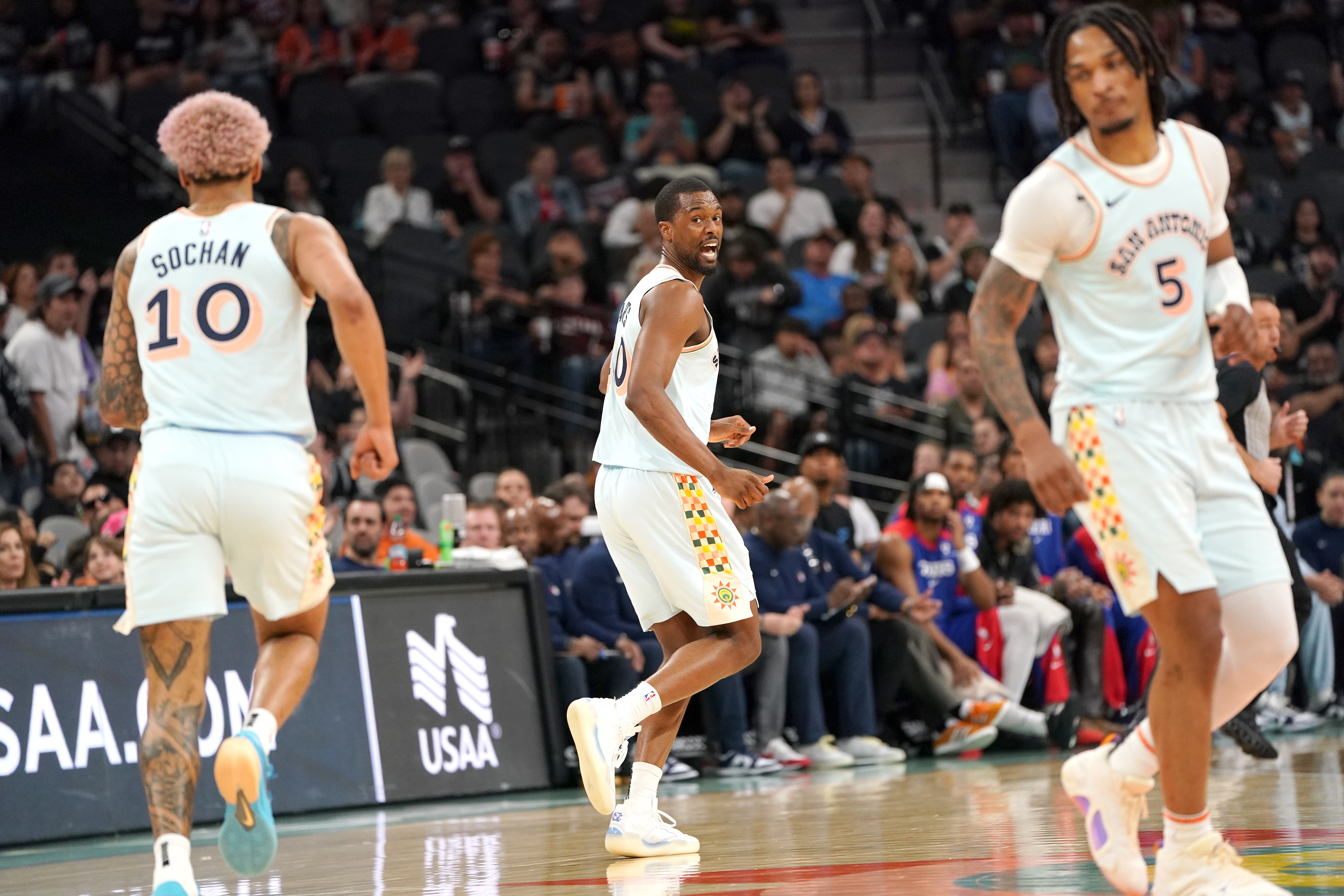 篮筐加盖！马刺全队半场45投34分 其中巴恩斯7中1 卡斯尔7中0