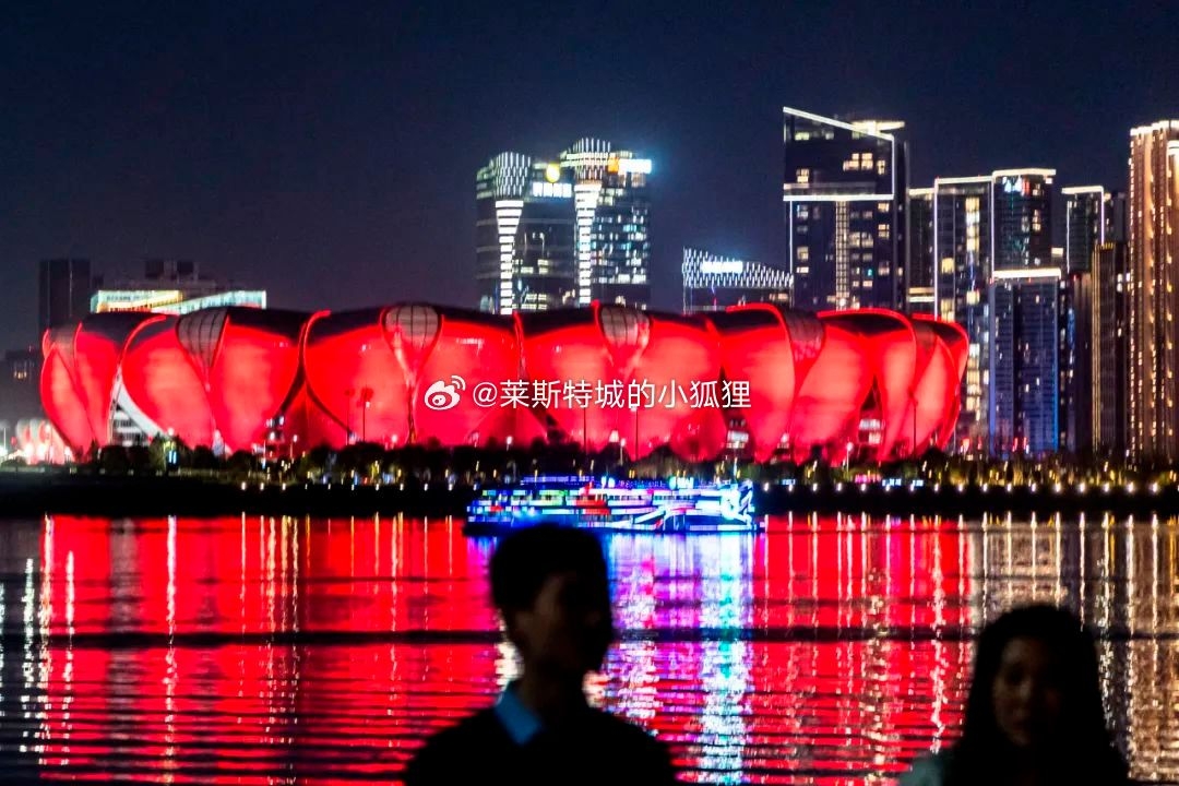 大莲花亮起中国红杭州已经准备好了⚽️