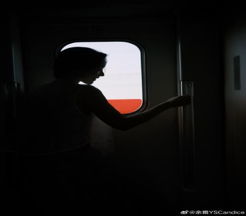温柔人妻既视感！主持余霜晒照：早上好！打工人准备高铁