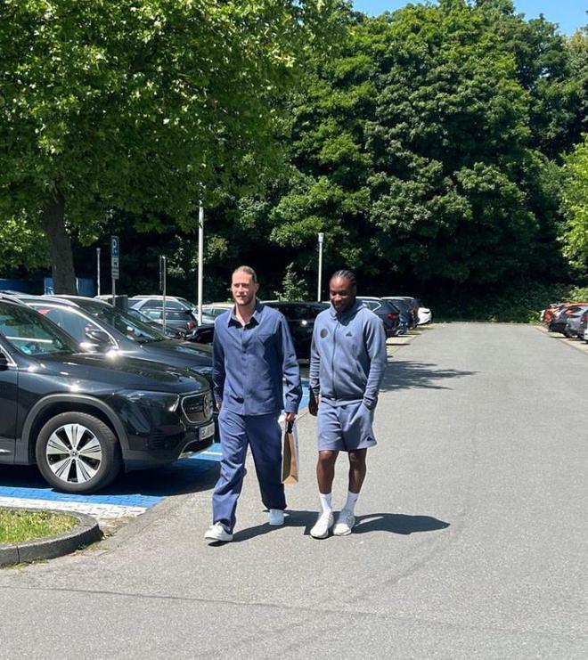 记者：卡里乌斯今日抵达沙尔克04，将与球队签下续约合同
