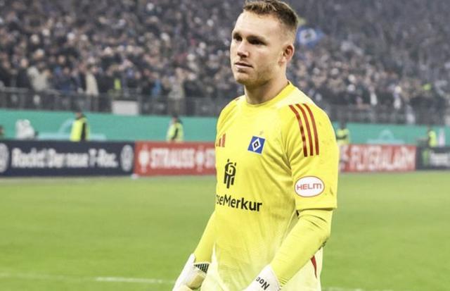 德媒：佩雷茨租借南安普顿的交易搁置，汉堡找到新门将才放人