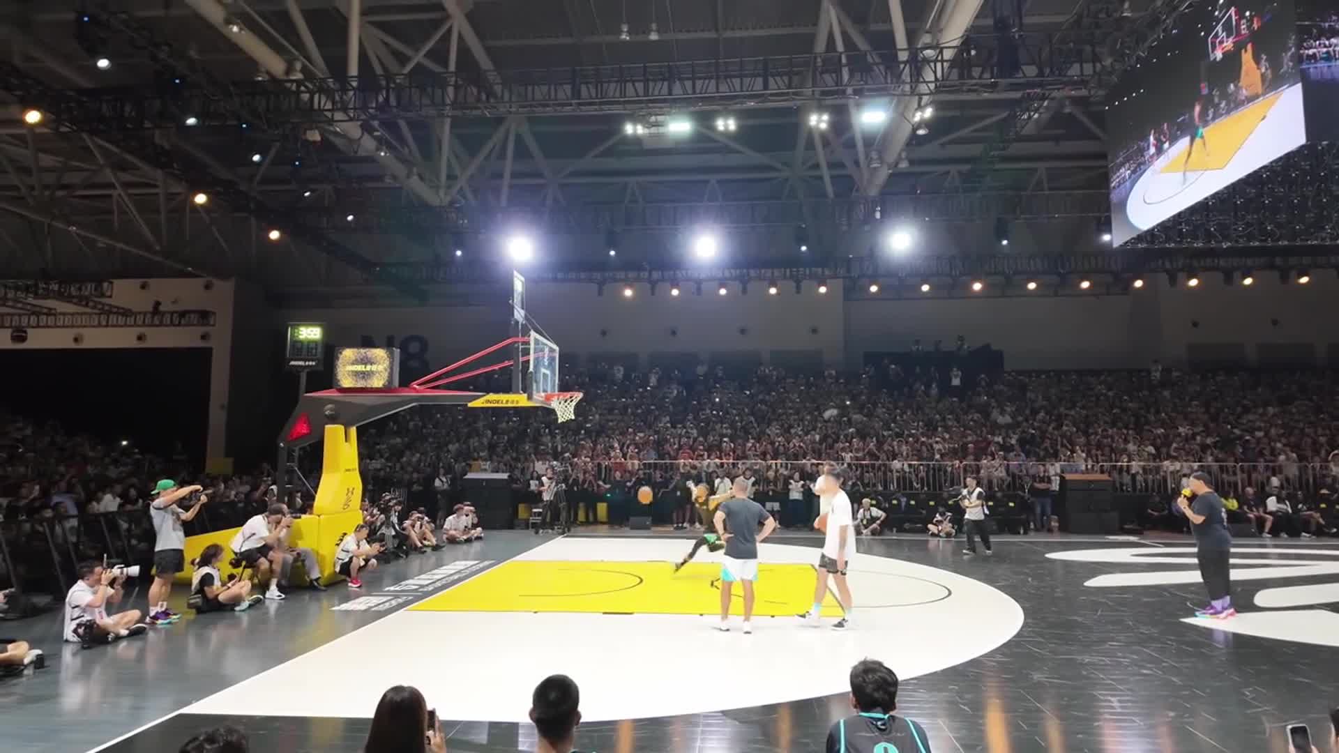 金州拉文太宠粉了！球迷起哄“Dunk！” 库里抛球半转身双手炸扣