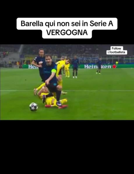 是点球吗？网友：巴雷拉这次禁区内倒地的判罚左右了整个战局