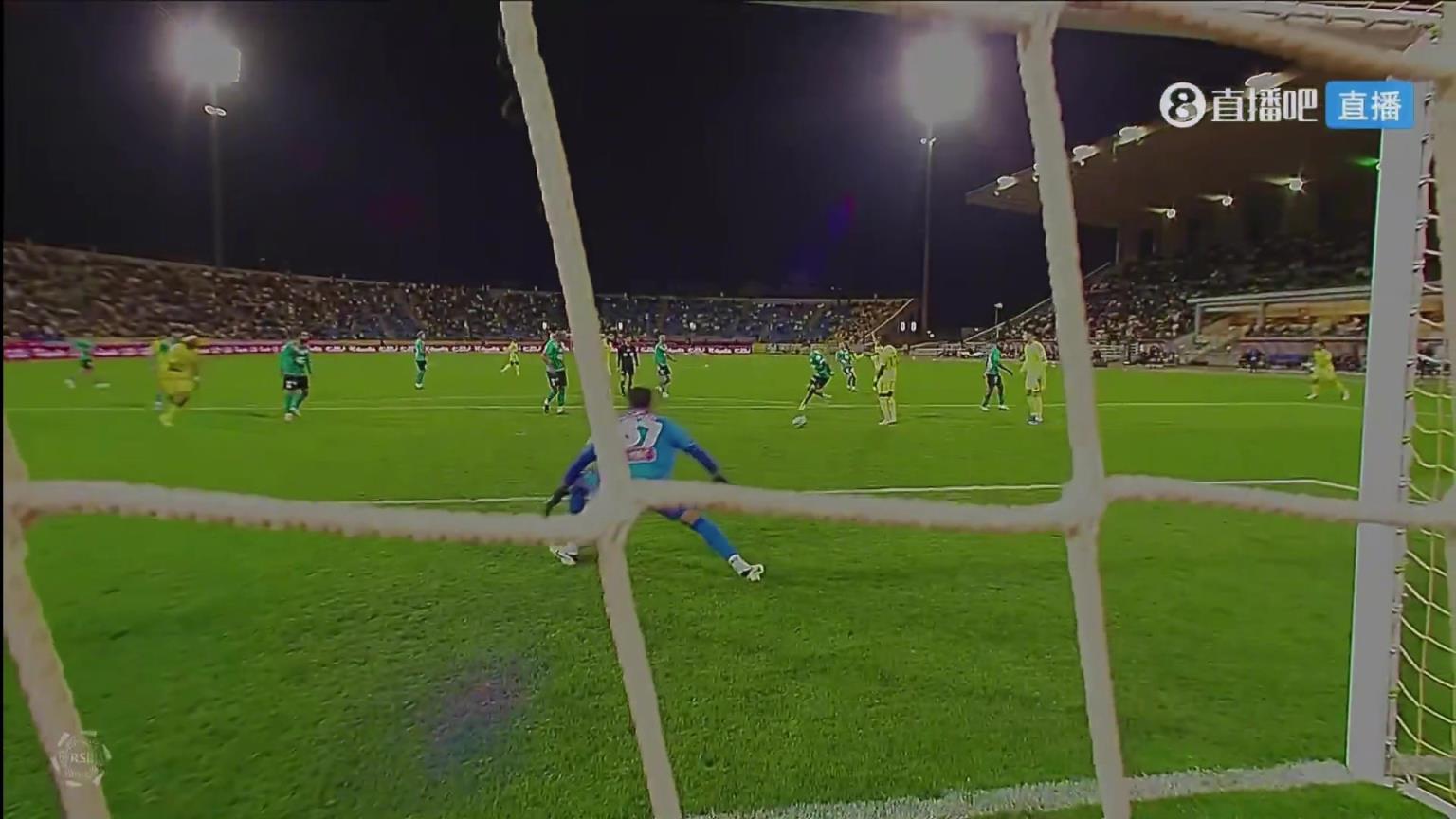 胜利3球领先！伊尼戈外围突施冷箭，皮球经过折射后钻入网窝