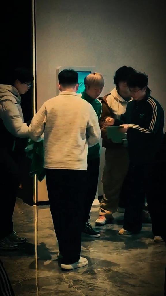 实拍：国安队全队前往武汉体育中心踩场，张稀哲回家乡受追捧