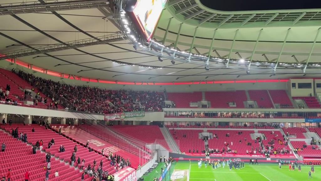 实拍：河南球员赛后到客队球迷区致谢，现场河南球迷欢呼声真响！