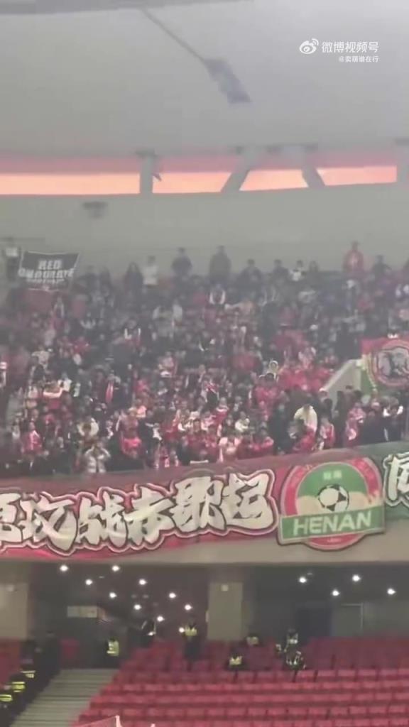 震耳欲聋！实拍：河南球迷现场齐声辱骂徐根宝SB！