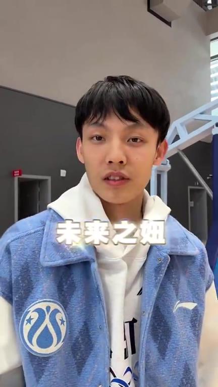 未来之妞冯敏敏此前秀360胯下换手上篮，把徐杰整不会了！