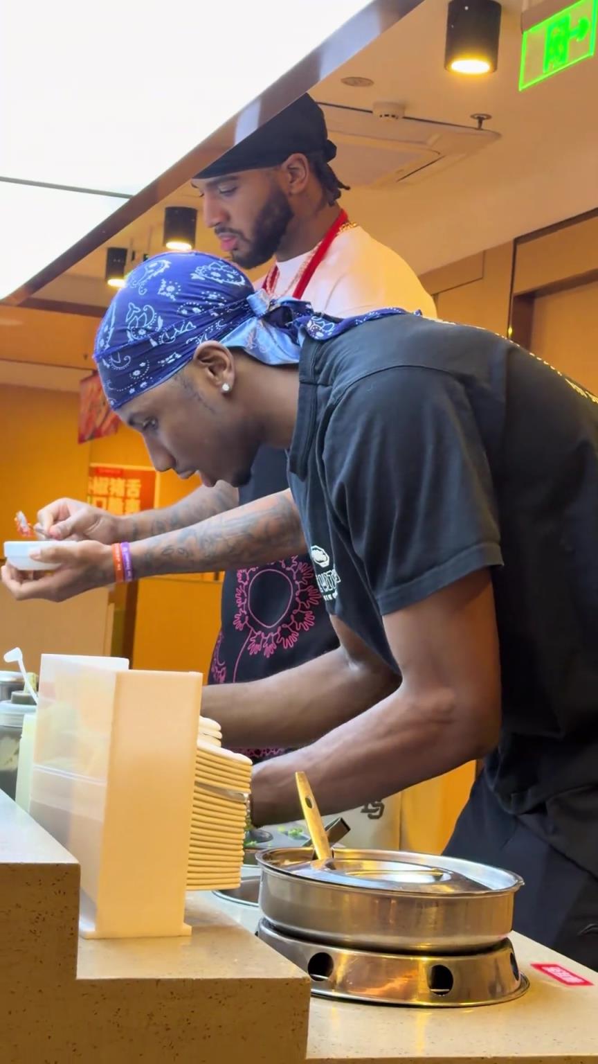 哥们看得懂酱料吗球迷在海底捞偶遇迪亚洛&克里斯~