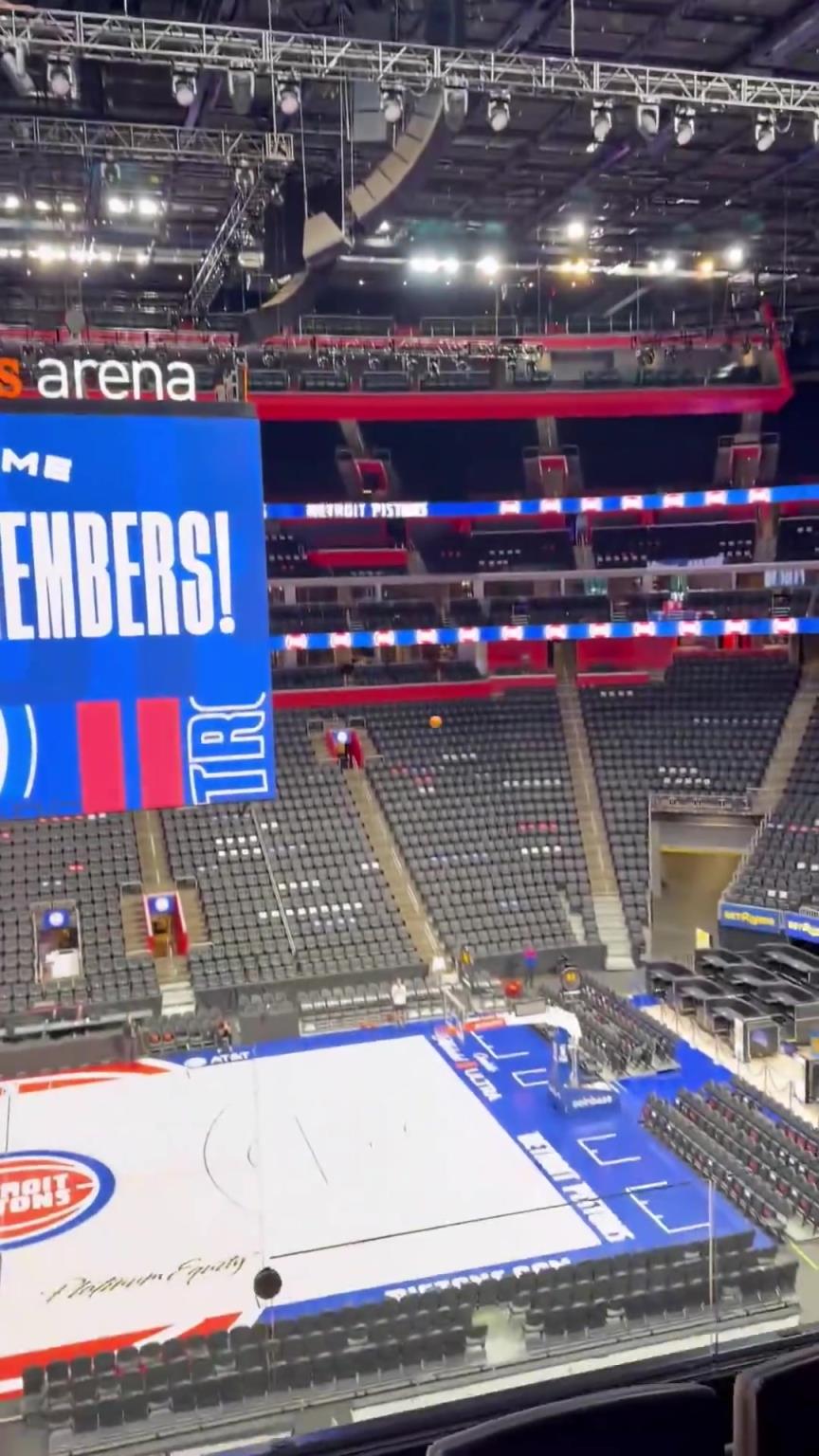 试问：这个史诗超高球馆进球 难度跟阿德巴约83分，哪个难