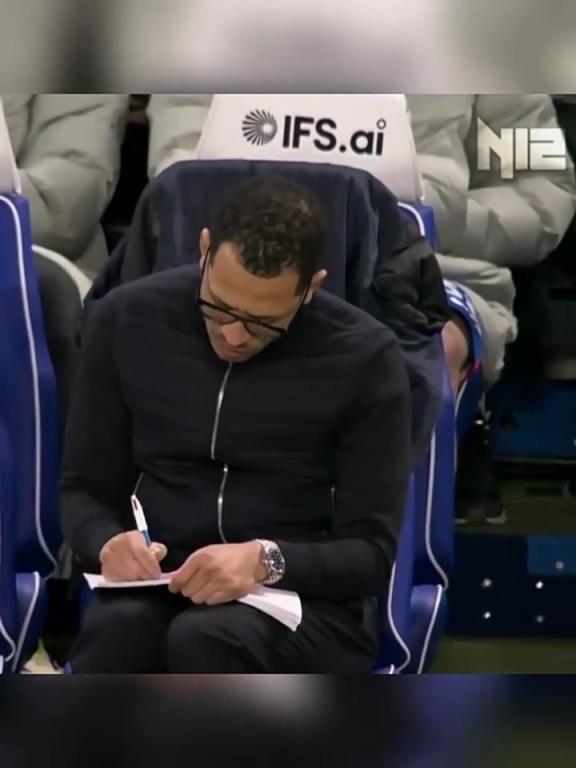 笔记型教练？罗塞尼尔比赛中十分认真的在本子上记录着什么