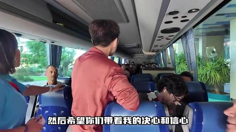 停赛！王霜在大巴为队友加油：希望带着我的决心信心，享受比赛