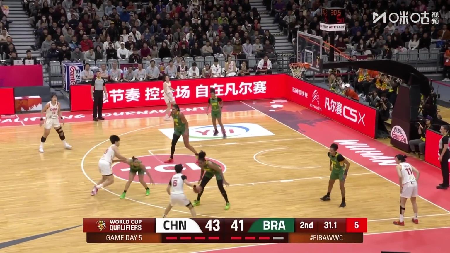 投篮十分坚决！李月汝无视对手补防果断出手，飚进准压哨三分！