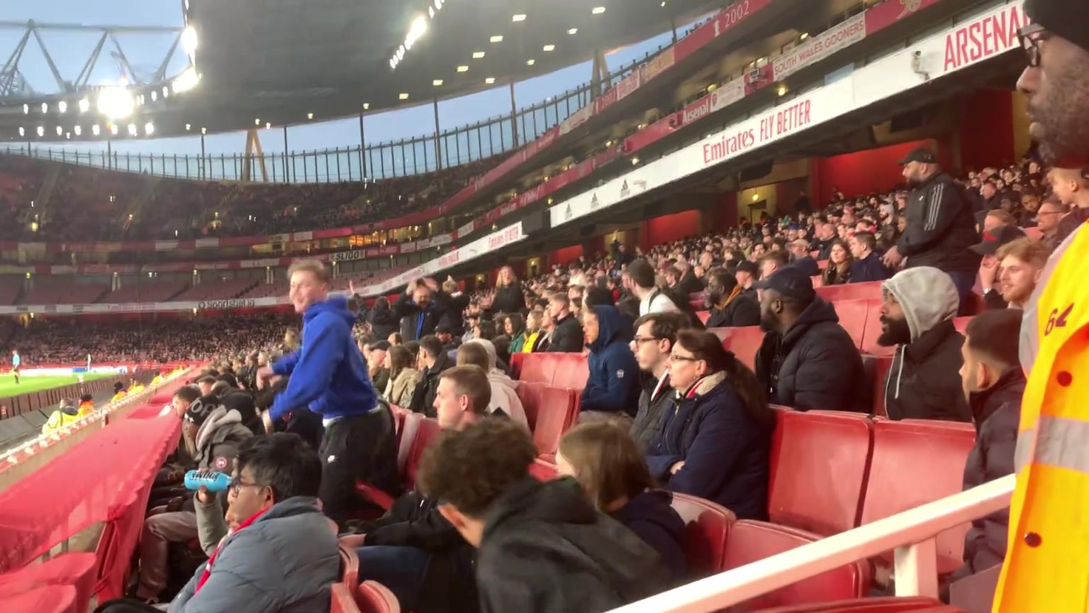 团建？名场面：西汉姆联阿森纳球迷合唱“如果讨厌热刺就起立”