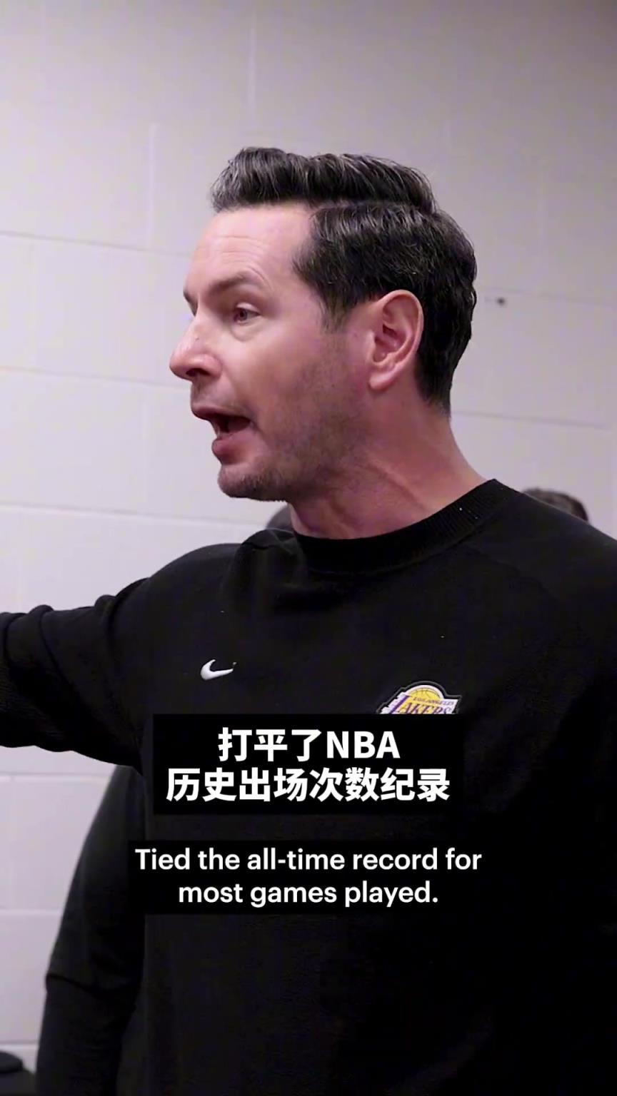 近日湖人赛后更衣室，为两位达成里程碑的球员欢呼致意！ ..