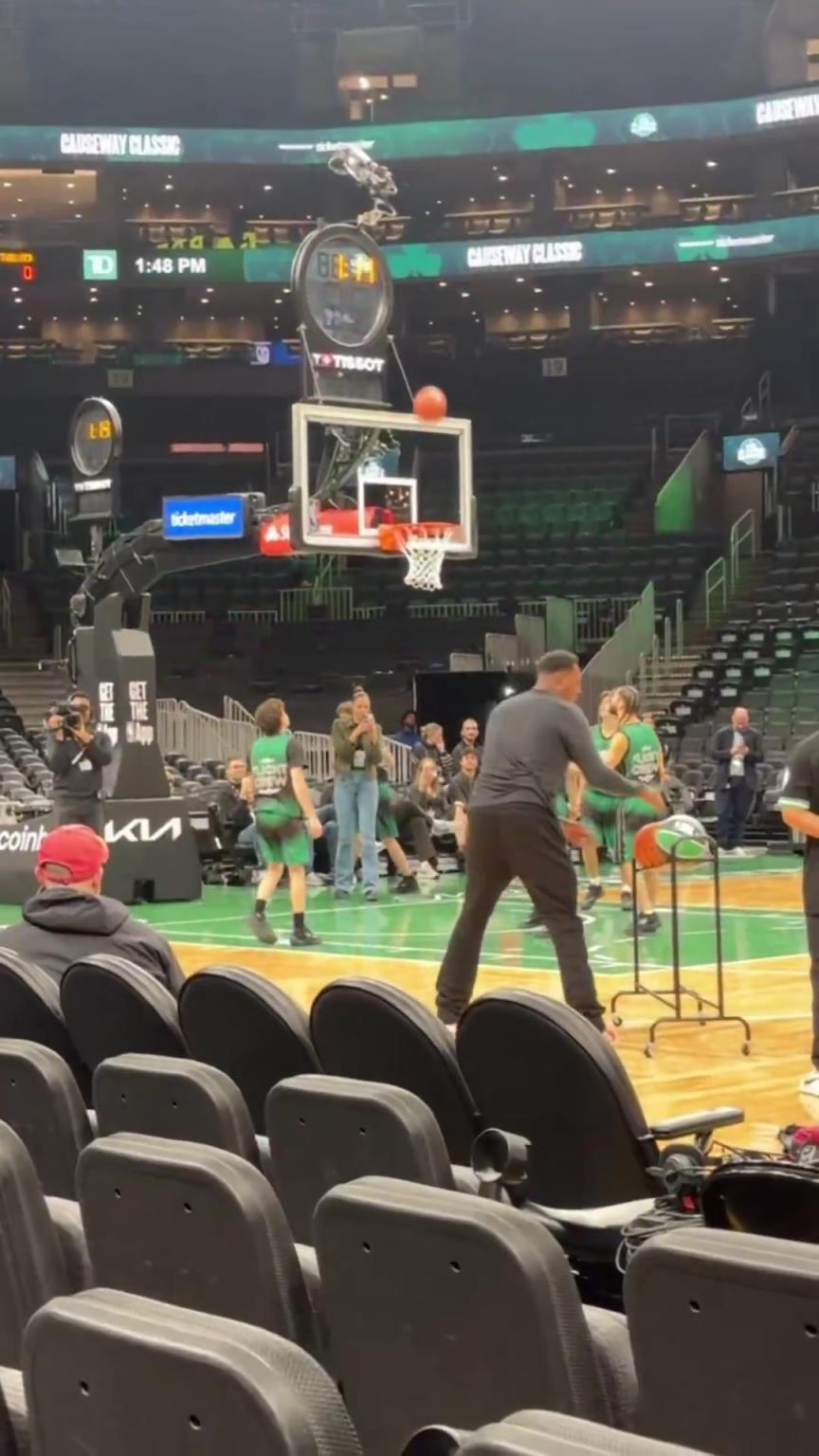 宝刀未老啊！退役多年的保罗·皮尔斯秀投篮，45度三分五投全中