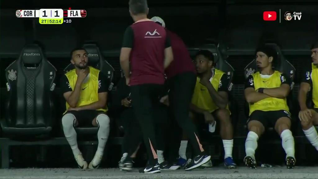 德佩替补席玩手机被当场抓包！这表情像极了上课玩手机被发现的我