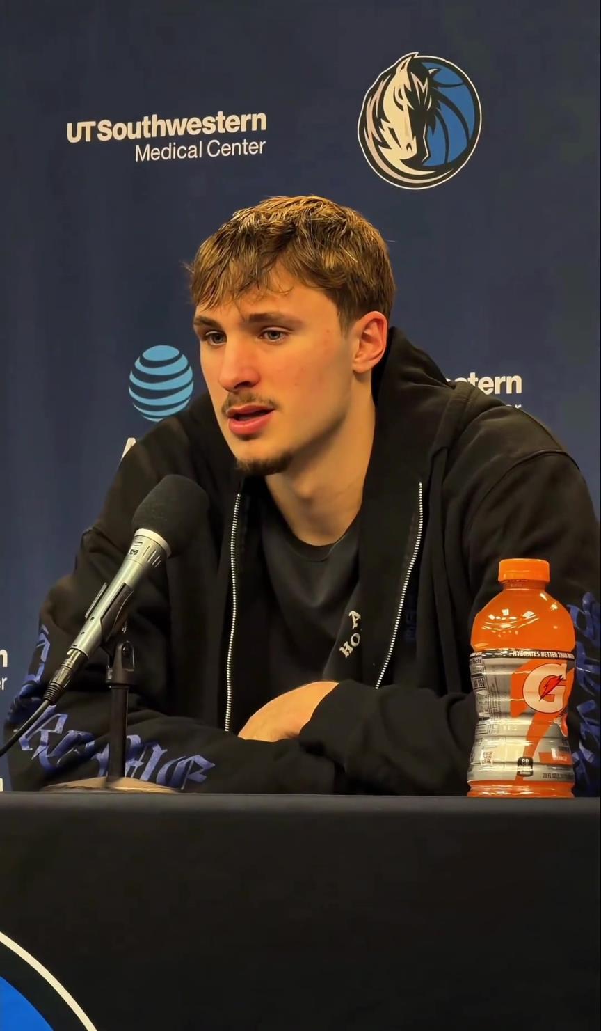 弗拉格被问看到穆迪伤势情况时:”这对他很难，我一直为他祈祷！