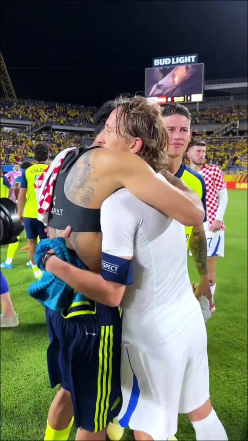 两位传奇中场！魔笛&J罗赛后热聊，让球迷想起曾经皇马黄金岁月