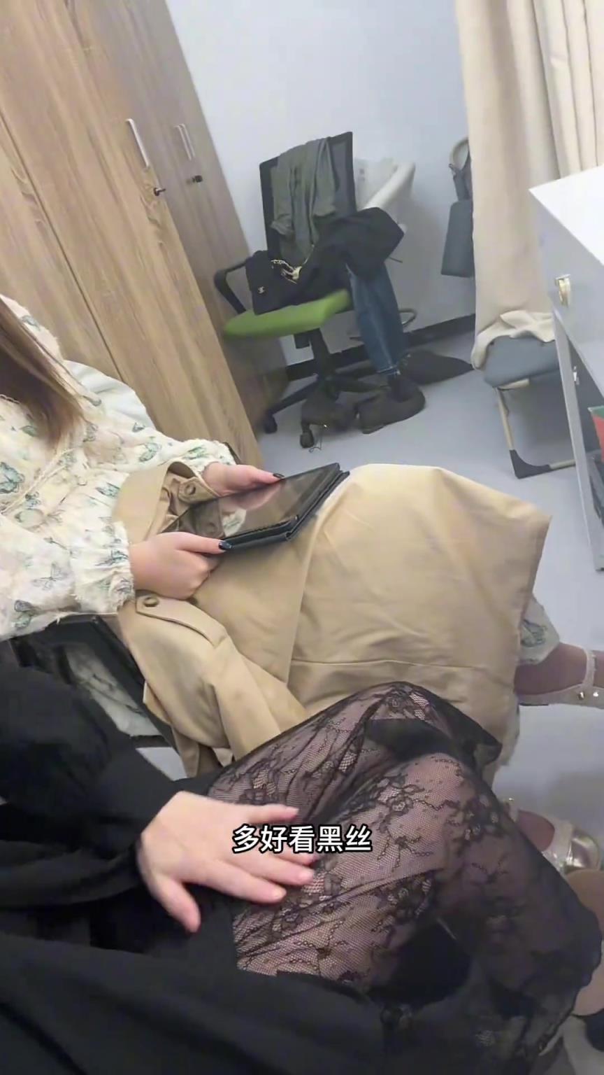 小七这黑丝绝了 看比赛哪有看她两整活有意思