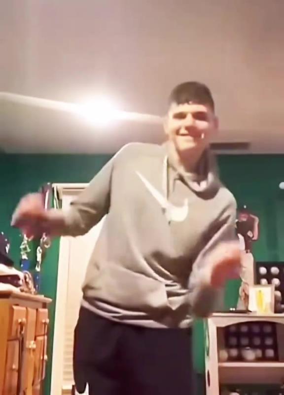 你敢信这小子未来是NBA前板怪兽早期克林根也是逗比属性啊