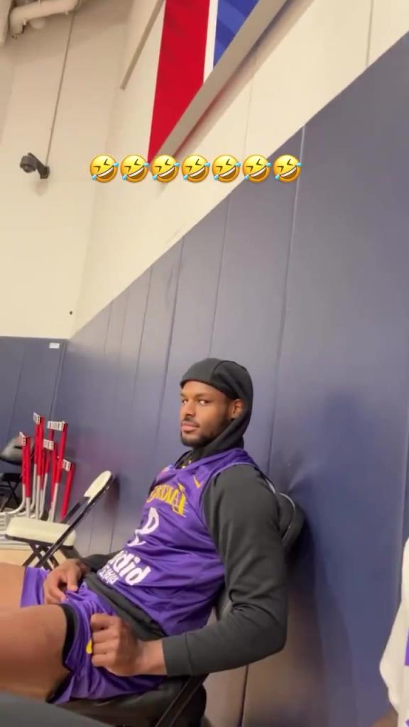 心情还是不错！詹姆斯和布朗尼训练中来了个搞怪合影